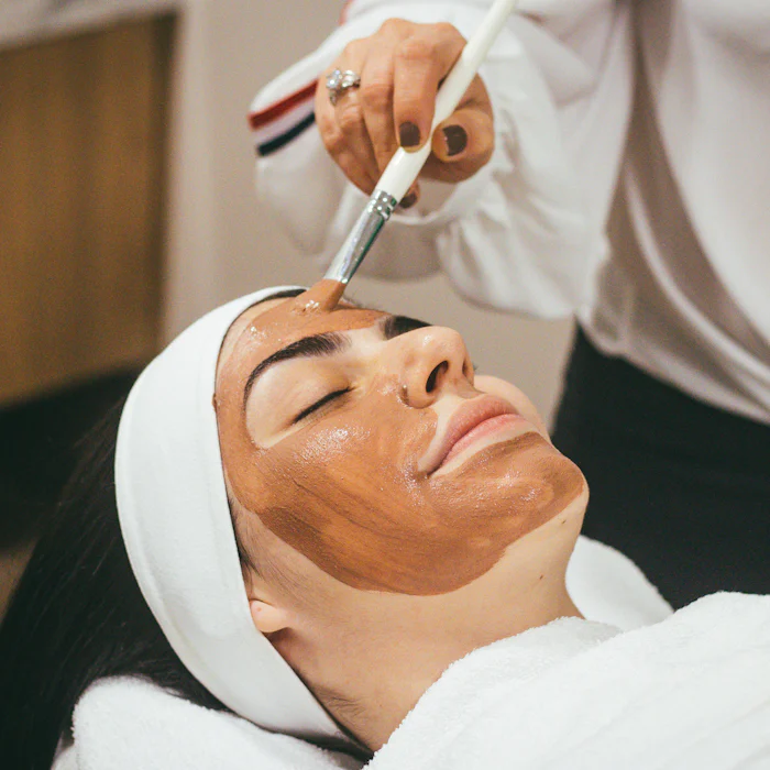 Perawatan facial dengan masker di rendyjago