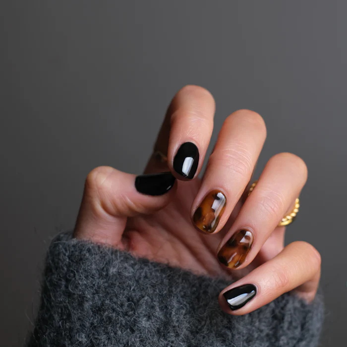 Nail art merah dengan tulisan love