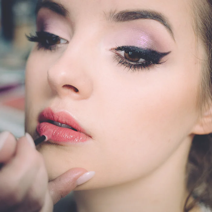Makeup artist merias mata pelanggan